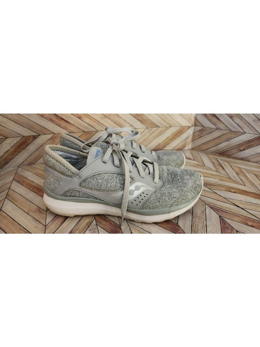 Women Saucony Gray Kineta Relay Athletic Running Shoe Size 7.5 38.5